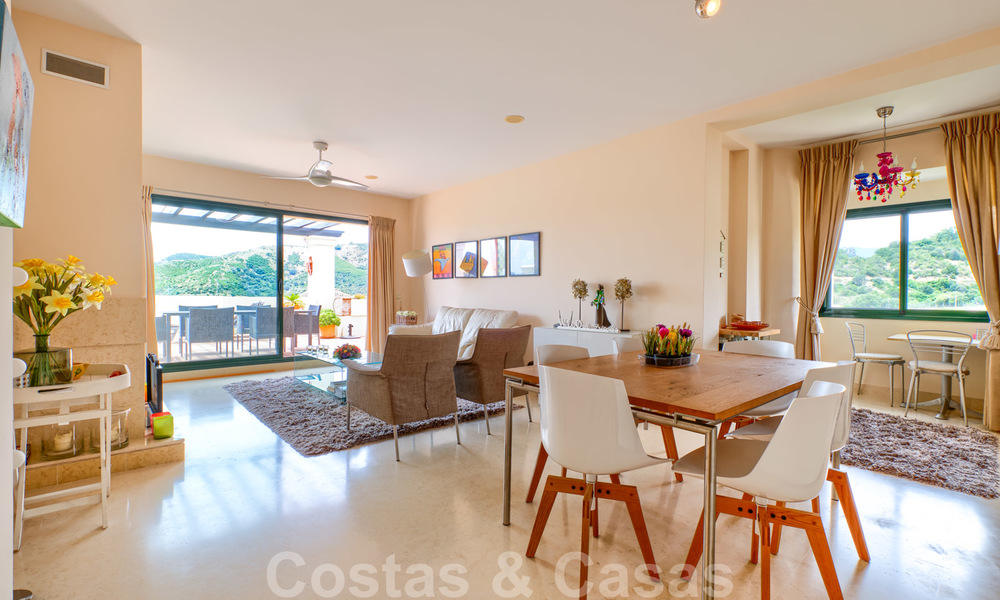 Ruime luxe appartementen met een groot terras en panoramisch uitzicht in een stijlvol complex omringd door de golfbaan in Marbella - Benahavis 25192