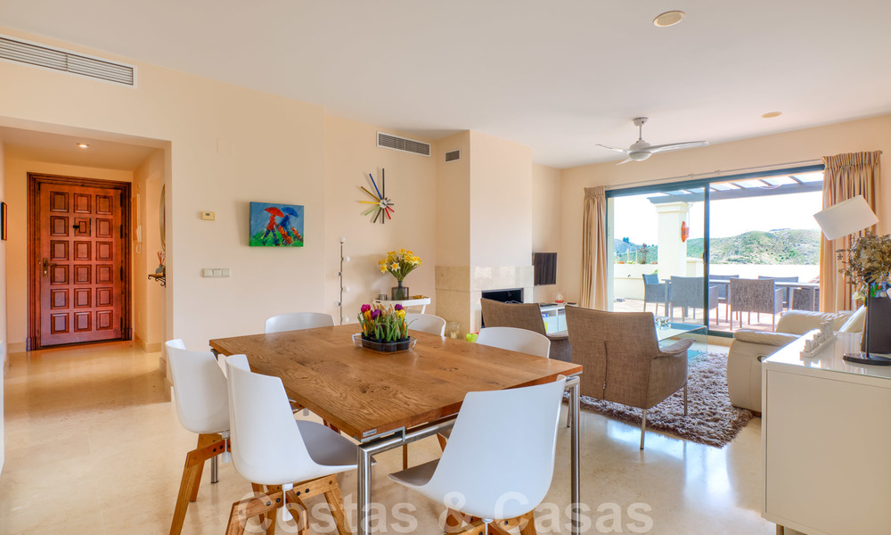 Ruime luxe appartementen met een groot terras en panoramisch uitzicht in een stijlvol complex omringd door de golfbaan in Marbella - Benahavis 25193