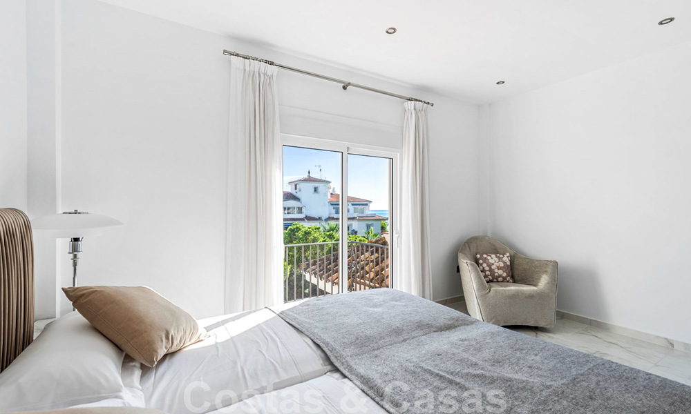 Prachtig gerenoveerd penthouse appartement te koop, in een tweede lijn strandcomplex te Puerto Banus, Marbella. Aanzienlijke prijsverlaging! 25407