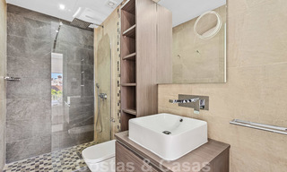 Prachtig gerenoveerd penthouse appartement te koop, in een tweede lijn strandcomplex te Puerto Banus, Marbella. Aanzienlijke prijsverlaging! 25408 
