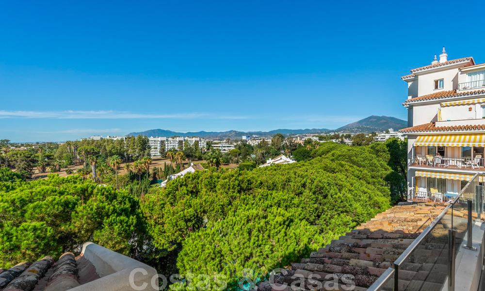 Prachtig gerenoveerd penthouse appartement te koop, in een tweede lijn strandcomplex te Puerto Banus, Marbella. Aanzienlijke prijsverlaging! 25409