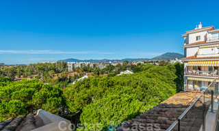 Prachtig gerenoveerd penthouse appartement te koop, in een tweede lijn strandcomplex te Puerto Banus, Marbella. Aanzienlijke prijsverlaging! 25409 