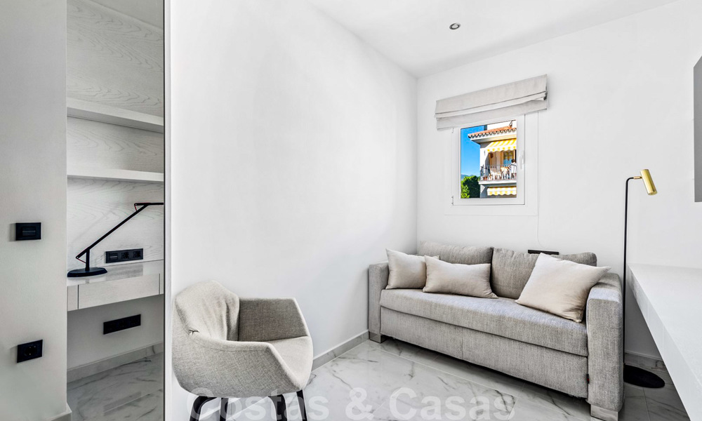 Prachtig gerenoveerd penthouse appartement te koop, in een tweede lijn strandcomplex te Puerto Banus, Marbella. Aanzienlijke prijsverlaging! 25410