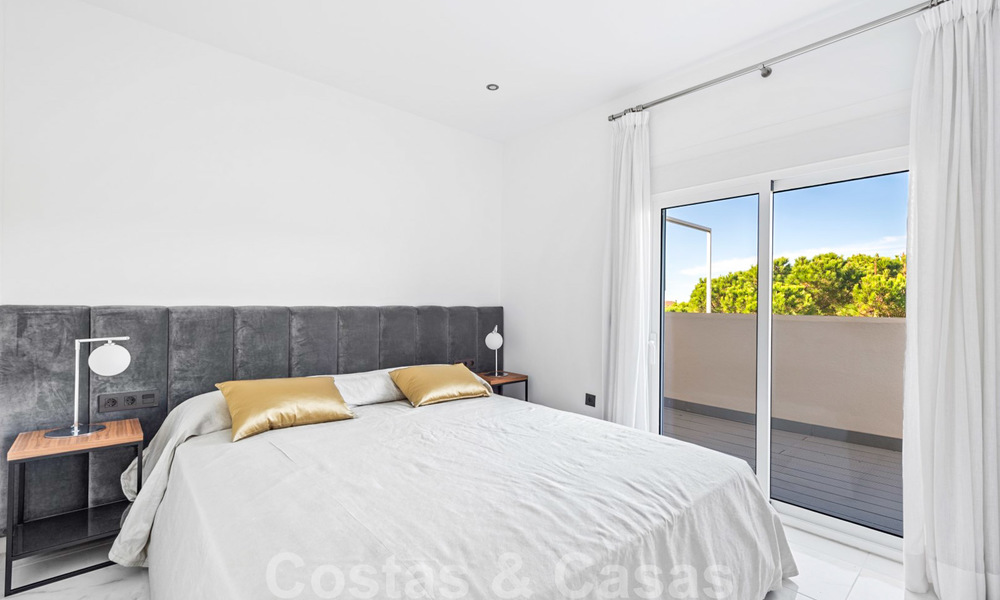 Prachtig gerenoveerd penthouse appartement te koop, in een tweede lijn strandcomplex te Puerto Banus, Marbella. Aanzienlijke prijsverlaging! 25411