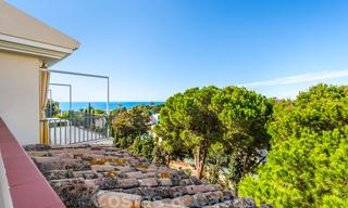 Prachtig gerenoveerd penthouse appartement te koop, in een tweede lijn strandcomplex te Puerto Banus, Marbella. Aanzienlijke prijsverlaging! 25412 