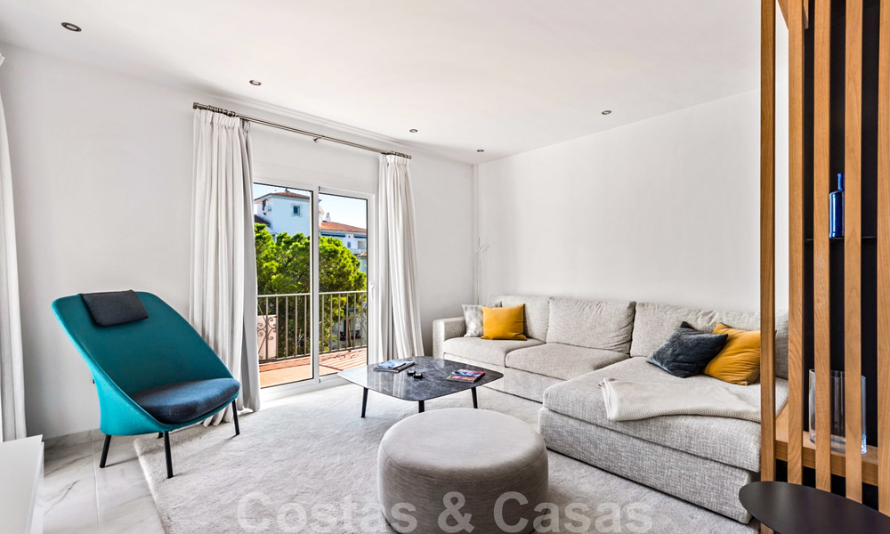 Prachtig gerenoveerd penthouse appartement te koop, in een tweede lijn strandcomplex te Puerto Banus, Marbella. Aanzienlijke prijsverlaging! 25414