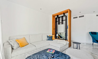 Prachtig gerenoveerd penthouse appartement te koop, in een tweede lijn strandcomplex te Puerto Banus, Marbella. Aanzienlijke prijsverlaging! 25415 