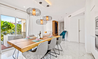 Prachtig gerenoveerd penthouse appartement te koop, in een tweede lijn strandcomplex te Puerto Banus, Marbella. Aanzienlijke prijsverlaging! 25416 