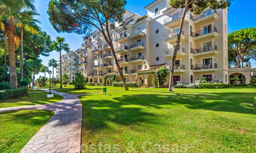 Prachtig gerenoveerd penthouse appartement te koop, in een tweede lijn strandcomplex te Puerto Banus, Marbella. Aanzienlijke prijsverlaging! 25418