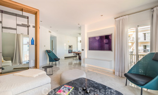 Prachtig gerenoveerd penthouse appartement te koop, in een tweede lijn strandcomplex te Puerto Banus, Marbella. Aanzienlijke prijsverlaging! 25420 