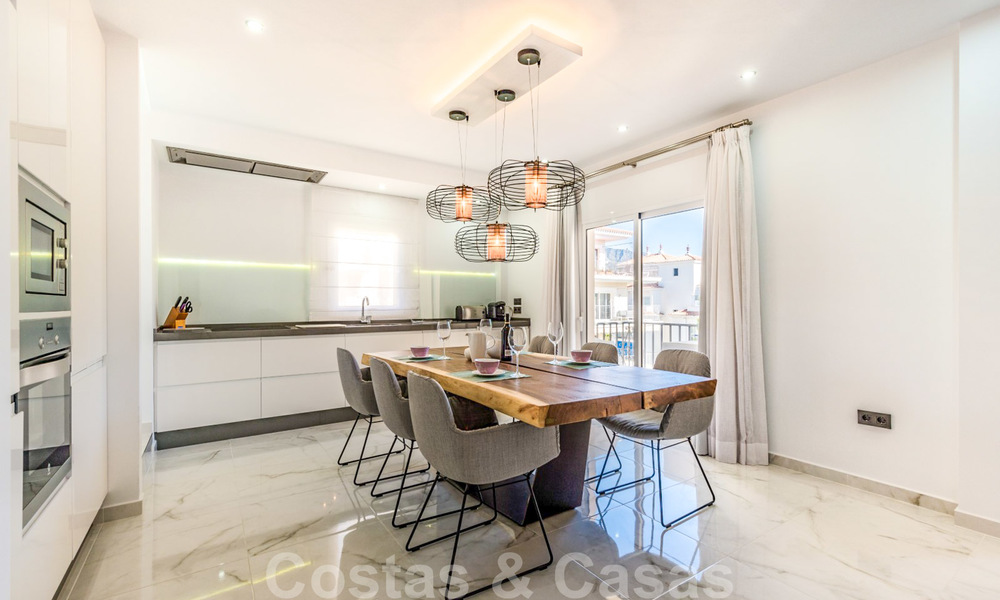 Prachtig gerenoveerd penthouse appartement te koop, in een tweede lijn strandcomplex te Puerto Banus, Marbella. Aanzienlijke prijsverlaging! 25423