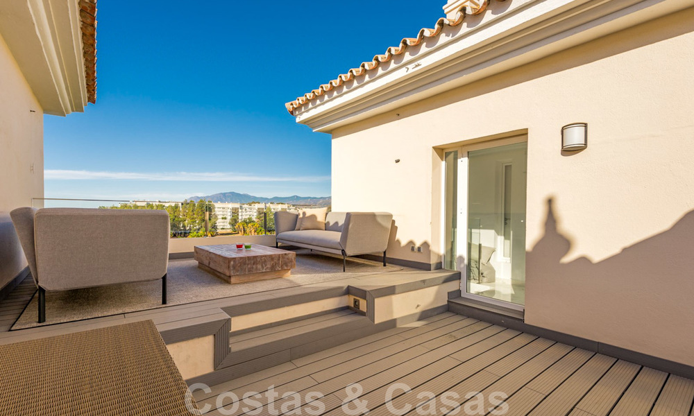 Prachtig gerenoveerd penthouse appartement te koop, in een tweede lijn strandcomplex te Puerto Banus, Marbella. Aanzienlijke prijsverlaging! 25424
