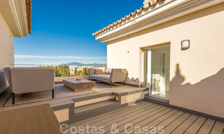Prachtig gerenoveerd penthouse appartement te koop, in een tweede lijn strandcomplex te Puerto Banus, Marbella. Aanzienlijke prijsverlaging! 25424 