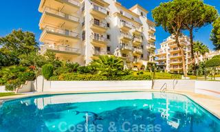 Prachtig gerenoveerd penthouse appartement te koop, in een tweede lijn strandcomplex te Puerto Banus, Marbella. Aanzienlijke prijsverlaging! 25427 