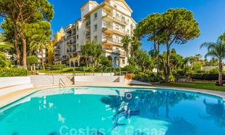Prachtig gerenoveerd penthouse appartement te koop, in een tweede lijn strandcomplex te Puerto Banus, Marbella. Aanzienlijke prijsverlaging! 25428 