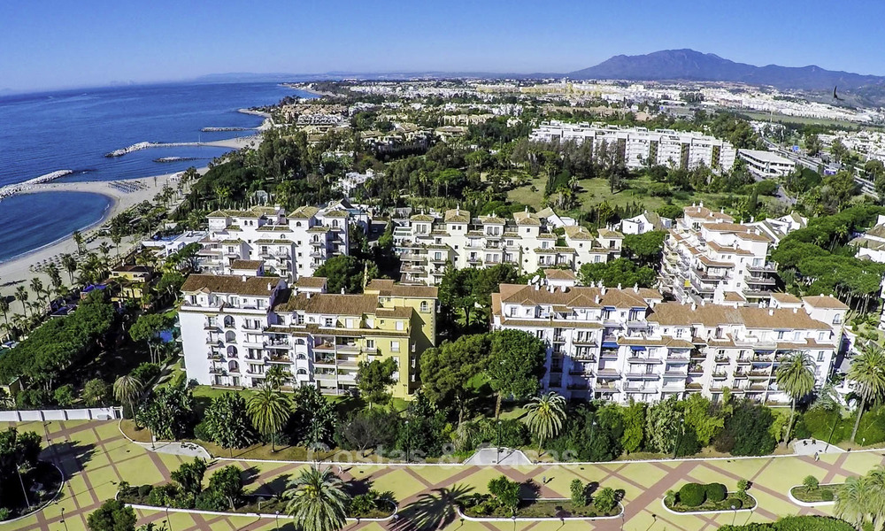 Prachtig gerenoveerd penthouse appartement te koop, in een tweede lijn strandcomplex te Puerto Banus, Marbella. Aanzienlijke prijsverlaging! 25430