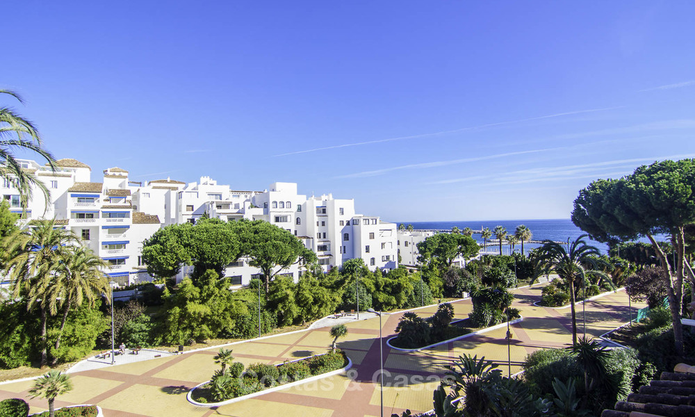 Prachtig gerenoveerd penthouse appartement te koop, in een tweede lijn strandcomplex te Puerto Banus, Marbella. Aanzienlijke prijsverlaging! 25433