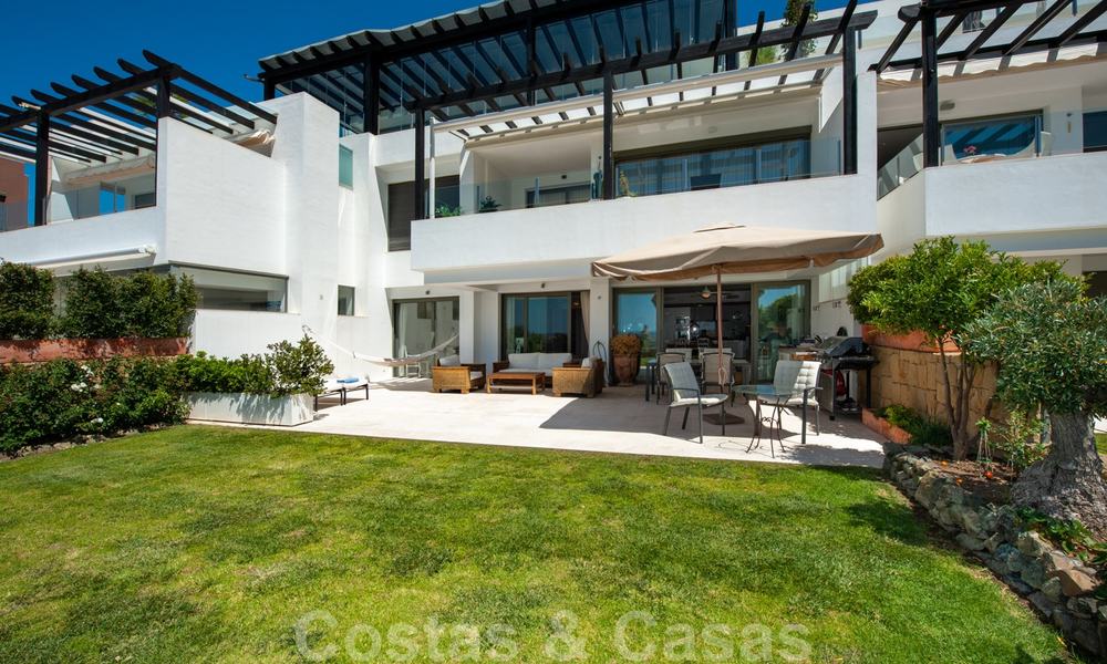 Modern eerstelijns golf appartement met prachtig golf- en zeezicht te koop in Los Flamingos Golf in Marbella - Benahavis 25124