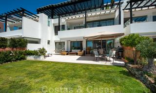 Modern eerstelijns golf appartement met prachtig golf- en zeezicht te koop in Los Flamingos Golf in Marbella - Benahavis 25124 