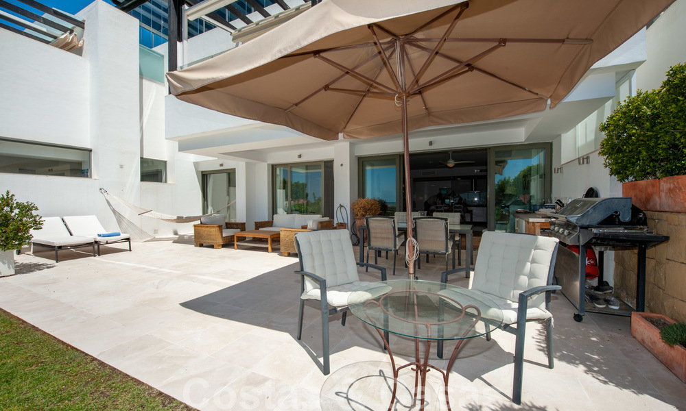 Modern eerstelijns golf appartement met prachtig golf- en zeezicht te koop in Los Flamingos Golf in Marbella - Benahavis 25125