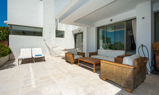 Modern eerstelijns golf appartement met prachtig golf- en zeezicht te koop in Los Flamingos Golf in Marbella - Benahavis 25126 