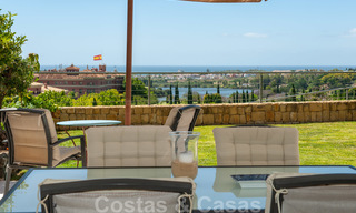 Modern eerstelijns golf appartement met prachtig golf- en zeezicht te koop in Los Flamingos Golf in Marbella - Benahavis 25127 