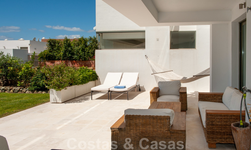 Modern eerstelijns golf appartement met prachtig golf- en zeezicht te koop in Los Flamingos Golf in Marbella - Benahavis 25130