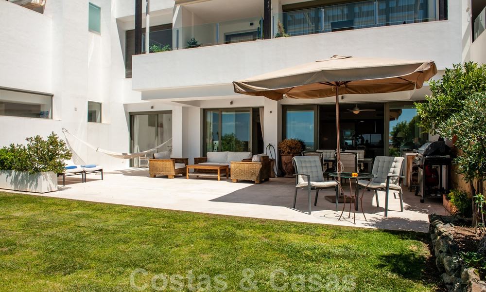 Modern eerstelijns golf appartement met prachtig golf- en zeezicht te koop in Los Flamingos Golf in Marbella - Benahavis 25135