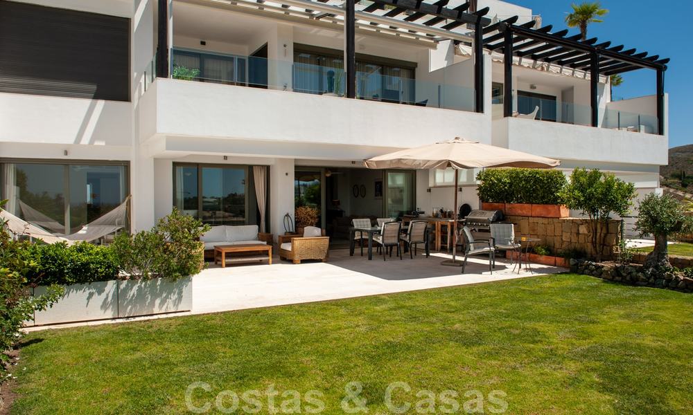 Modern eerstelijns golf appartement met prachtig golf- en zeezicht te koop in Los Flamingos Golf in Marbella - Benahavis 25136