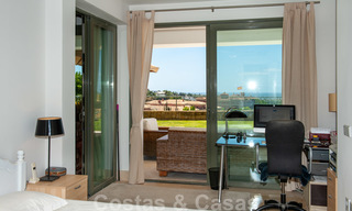 Modern eerstelijns golf appartement met prachtig golf- en zeezicht te koop in Los Flamingos Golf in Marbella - Benahavis 25138 
