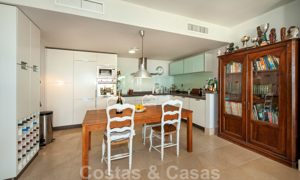 Modern eerstelijns golf appartement met prachtig golf- en zeezicht te koop in Los Flamingos Golf in Marbella - Benahavis 25147