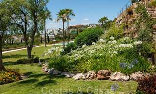 Modern eerstelijns golf appartement met prachtig golf- en zeezicht te koop in Los Flamingos Golf in Marbella - Benahavis 25148 