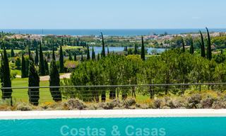 Modern eerstelijns golf appartement met prachtig golf- en zeezicht te koop in Los Flamingos Golf in Marbella - Benahavis 25152 