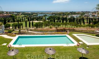 Modern eerstelijns golf appartement met prachtig golf- en zeezicht te koop in Los Flamingos Golf in Marbella - Benahavis 25156 