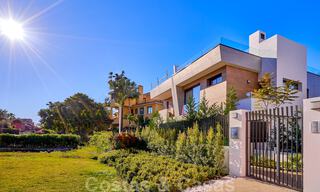 Moderne, halfvrijstaande villa's te koop op 300 meter van het strand - Puerto Banus, Marbella 31645 