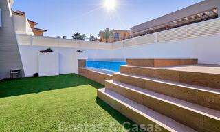 Moderne, halfvrijstaande villa's te koop op 300 meter van het strand - Puerto Banus, Marbella 31671 