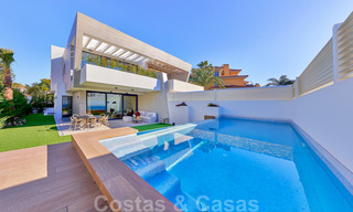 Moderne, halfvrijstaande villa's te koop op 300 meter van het strand - Puerto Banus, Marbella 31677 