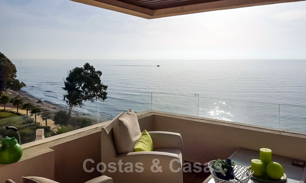Opportuniteit! Modern appartement te koop op de eerste rij van een frontlijn strand complex met open zeezicht tussen Marbella en Estepona 25514