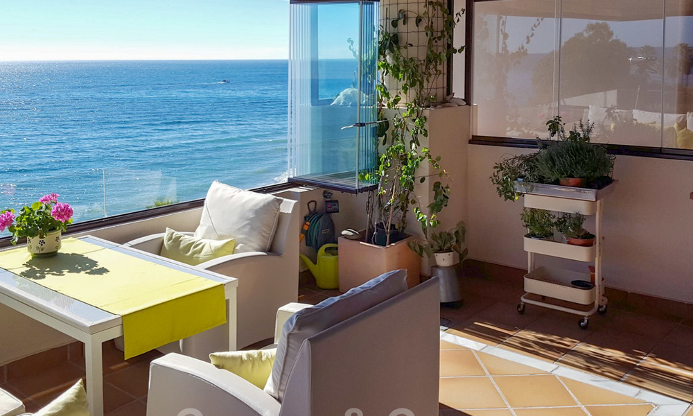 Opportuniteit! Modern appartement te koop op de eerste rij van een frontlijn strand complex met open zeezicht tussen Marbella en Estepona 25515