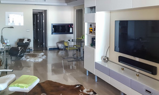Opportuniteit! Modern appartement te koop op de eerste rij van een frontlijn strand complex met open zeezicht tussen Marbella en Estepona 25520 