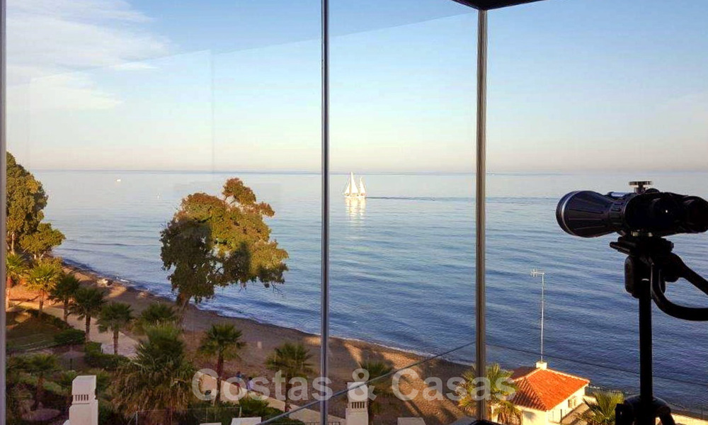 Opportuniteit! Modern appartement te koop op de eerste rij van een frontlijn strand complex met open zeezicht tussen Marbella en Estepona 25533