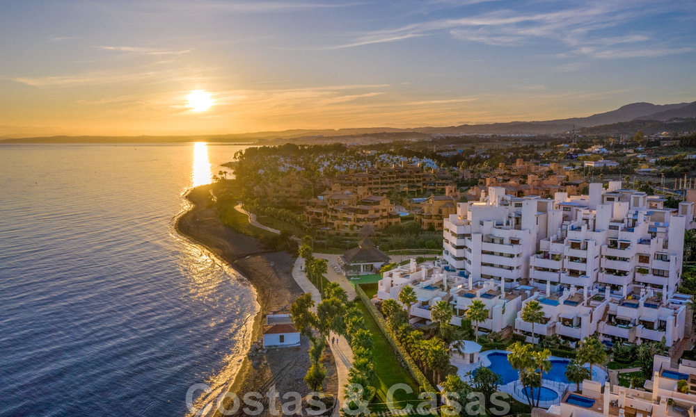 Opportuniteit! Modern appartement te koop op de eerste rij van een frontlijn strand complex met open zeezicht tussen Marbella en Estepona 25537