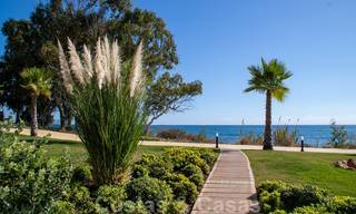 Opportuniteit! Modern appartement te koop op de eerste rij van een frontlijn strand complex met open zeezicht tussen Marbella en Estepona 25548 
