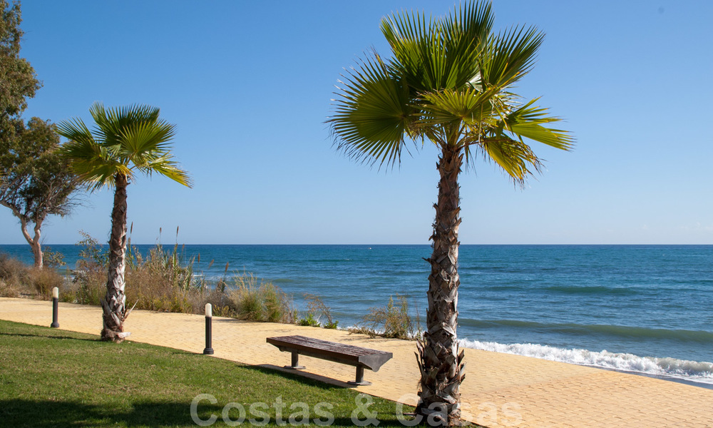 Opportuniteit! Modern appartement te koop op de eerste rij van een frontlijn strand complex met open zeezicht tussen Marbella en Estepona 25549