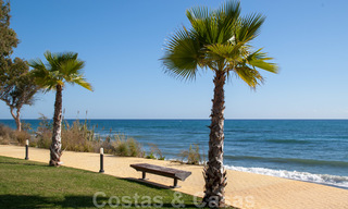 Opportuniteit! Modern appartement te koop op de eerste rij van een frontlijn strand complex met open zeezicht tussen Marbella en Estepona 25549 