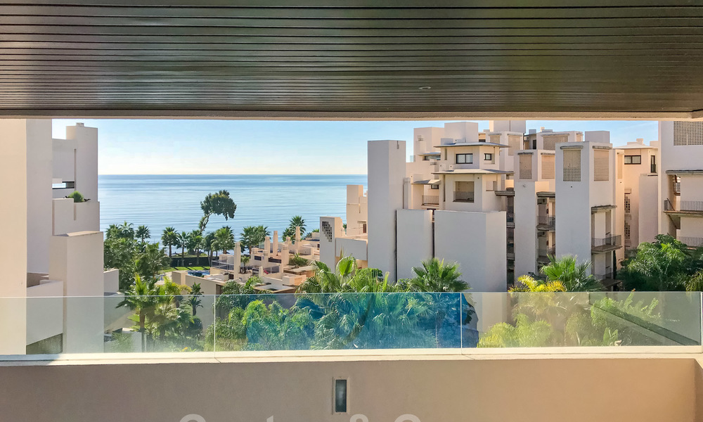 Modern appartement te koop in een eerstelijnsstrand complex met zeezicht tussen Marbella en Estepona 25554