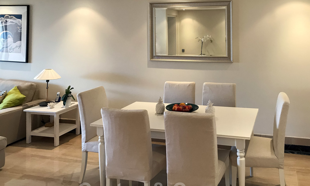 Modern appartement te koop in een eerstelijnsstrand complex met zeezicht tussen Marbella en Estepona 25561
