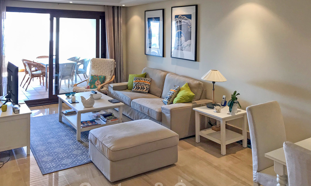 Modern appartement te koop in een eerstelijnsstrand complex met zeezicht tussen Marbella en Estepona 25562
