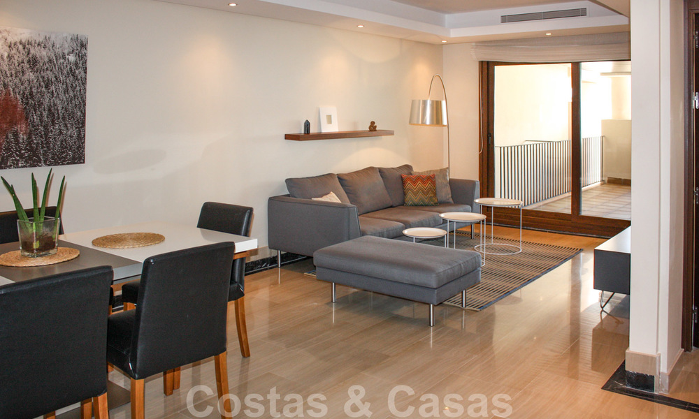 Modern appartement te koop in een eerstelijns strand complex met zeezicht tussen Marbella en Estepona 25606