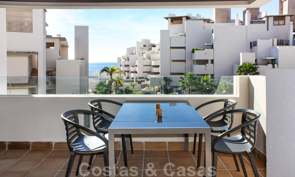Modern appartement te koop in een eerstelijns strand complex met zeezicht tussen Marbella en Estepona 25611